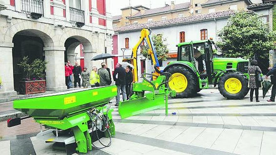 El nuevo tractor, junto a los accesorios quitanieves y la suministradora de sal.