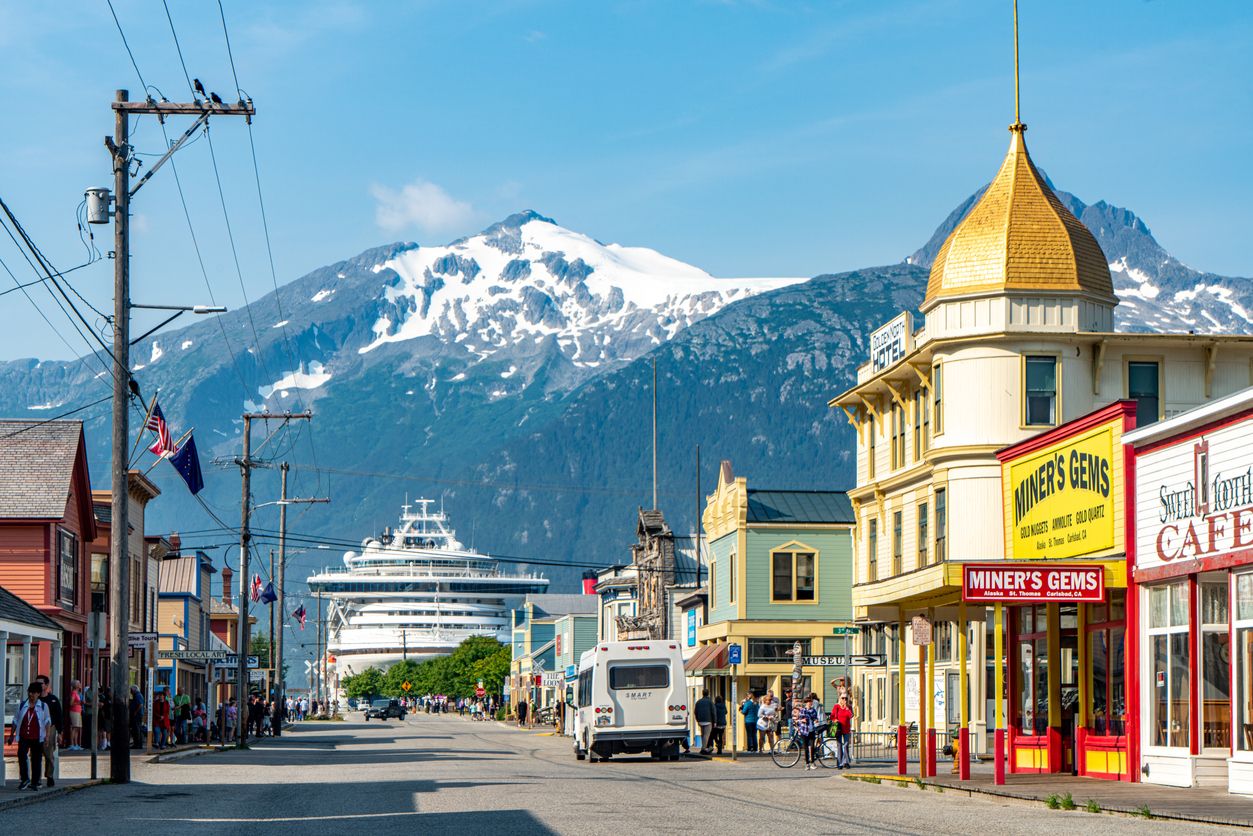 Paisaje urbano de Skagway por la mañana, Alaska, EE. UU