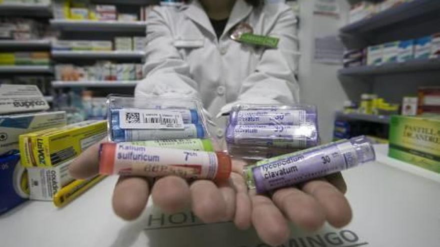 Productos homeopáticos a la venta en una farmacia de Alicante.