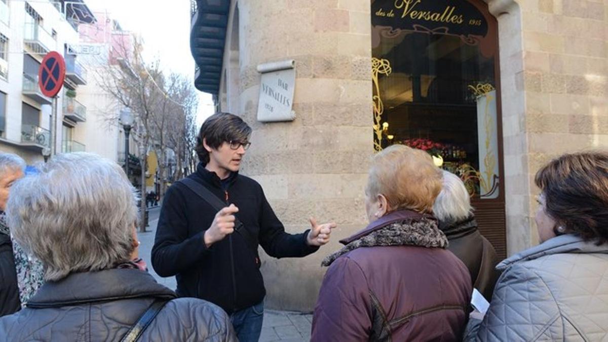 El grupo, ante el bar Versalles, el sábado pasado.