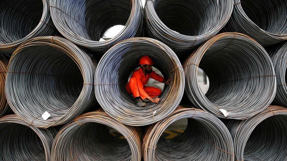 Un obrero descansa en la factoría del acero en Kuwait City. 