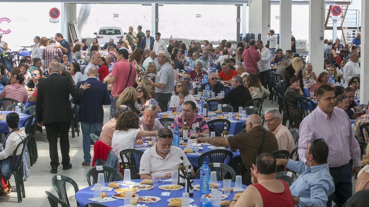 Funcionarios durante una comida de Santa Rita previa al covid