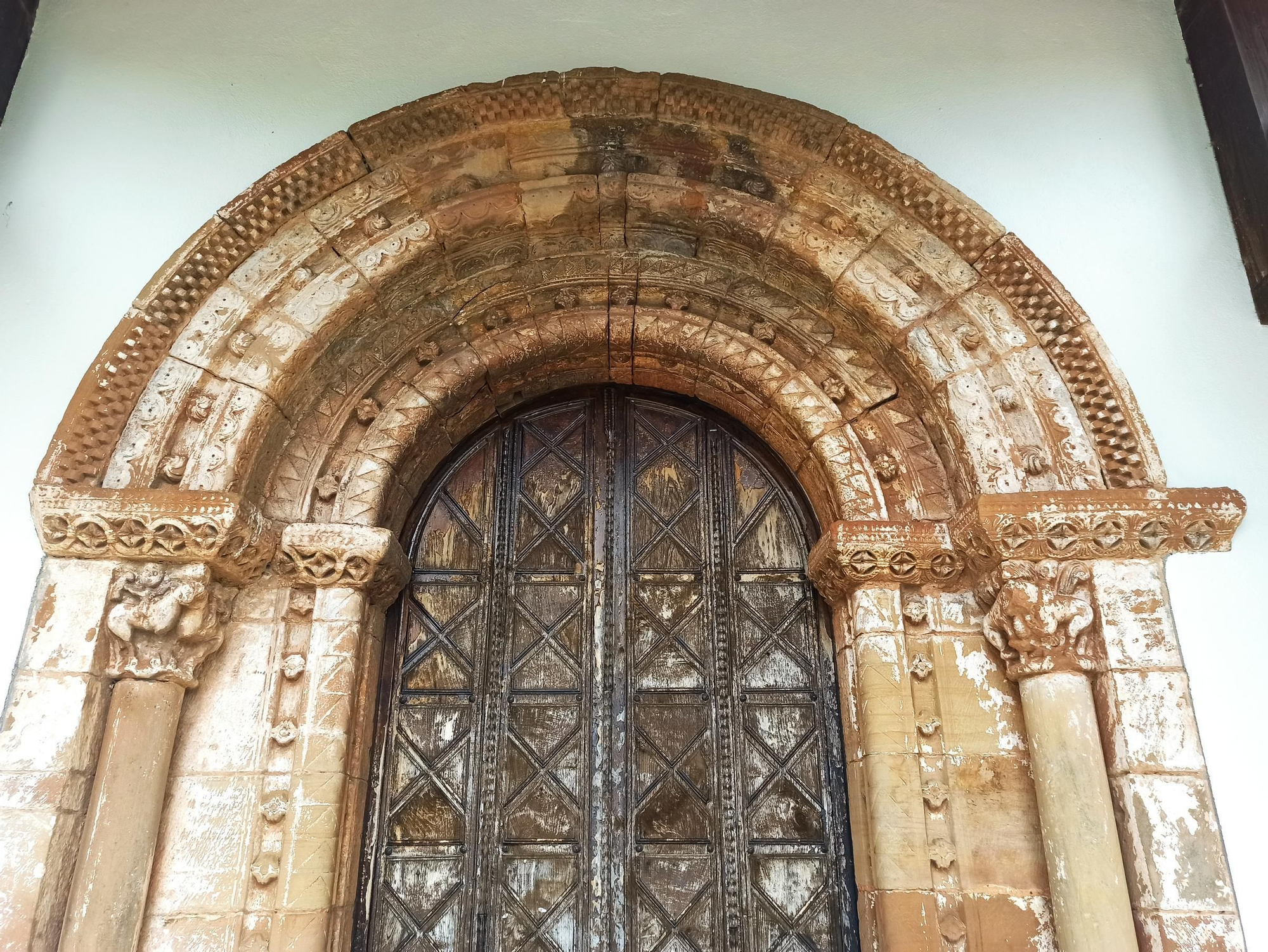El templo románico de Santiago de Arlós se abre al público: "Tiene una iconografía muy variada"
