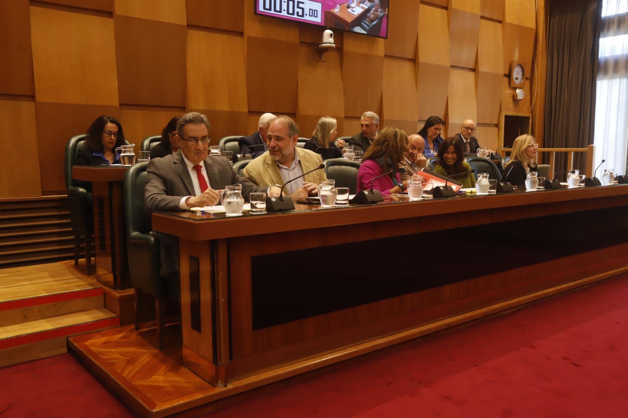 Pleno en el Ayuntamiento de Zaragoza con protesta contra la Ley de Amnistía y Pedro Sánchez