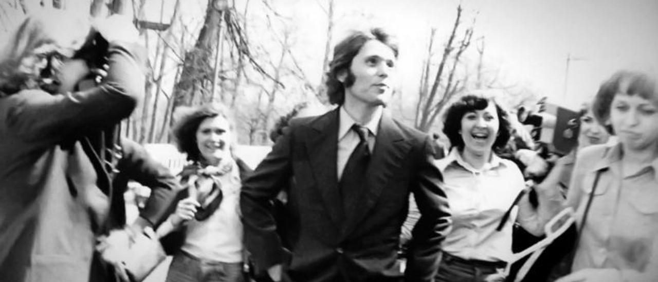 Raphael rodeado por admiradoras rusas (1972).