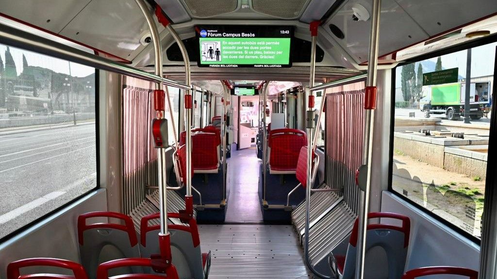 Interior de un bus de TMB con una de las nuevas pantallas de información