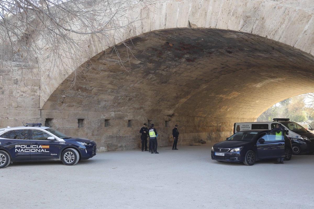 Efectivos de la Policía Nacional toman pruebas debajo del puente donde asesinaron al indigente.