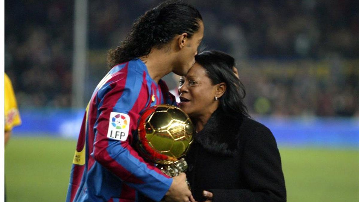 Ronaldinho celebró con Doña Miguelina el Balón de Oro 2005