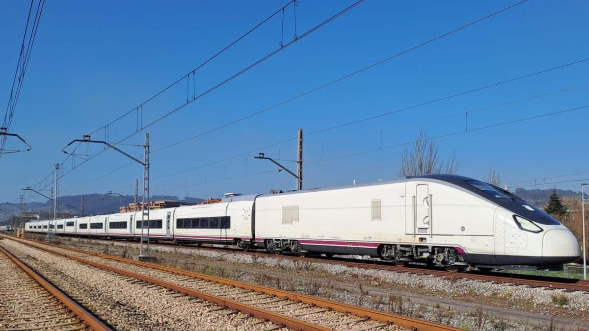 Uno de los trenes Avril en pruebas, en La Calzada (Gijón). | Renfe