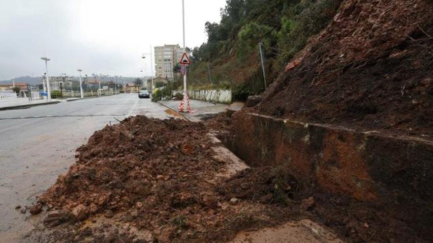 Parte de la tierra que argayó ayer a la avenida de Juan Sitges de Salinas.