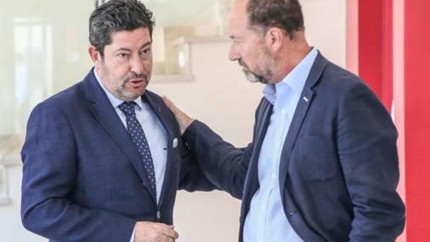 Martínez conversa con el alcalde Bascuñana esta semana.