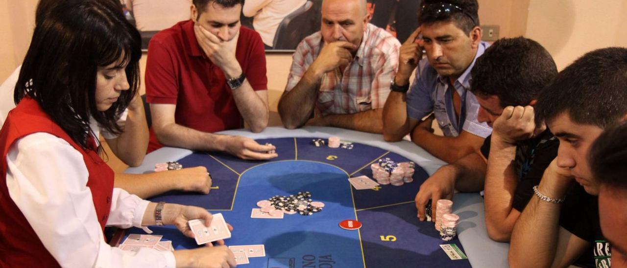 Imagen de archivo del Casino La Toja, cuando hace más de una década recibía una multitud de clientes y disfrutaba de años de bonanza, ahora totalmente olvidados.