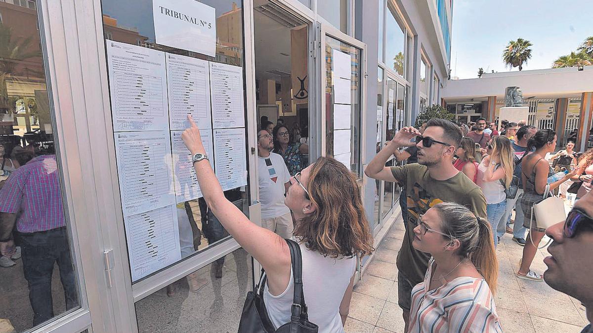 Opositores miran las listas en una convocatoria realizada en la capital grancanaria.