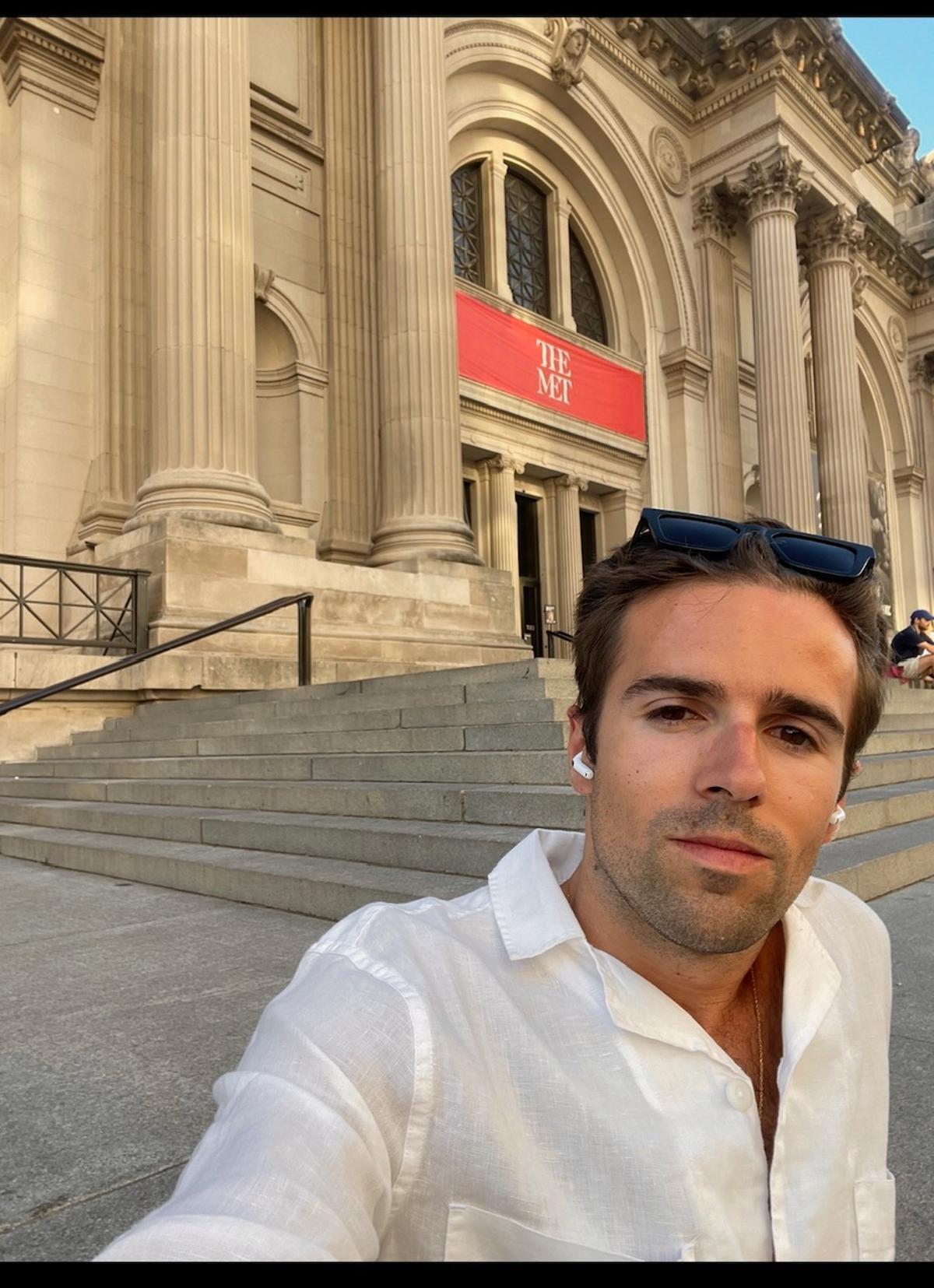 Ignacio Inestal, delante del Museo Metropolitano de Arte (MET), en Nueva York