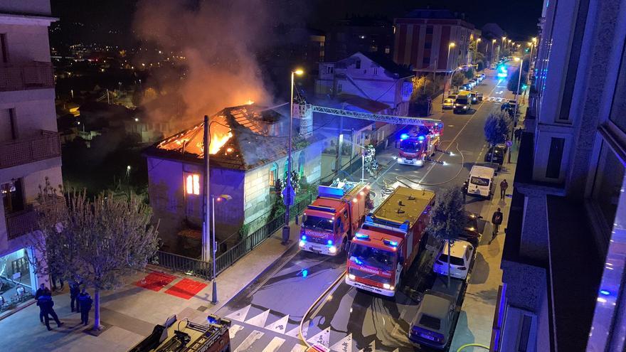 Incendio de madrugada en una casa okupa de Ramón Nieto