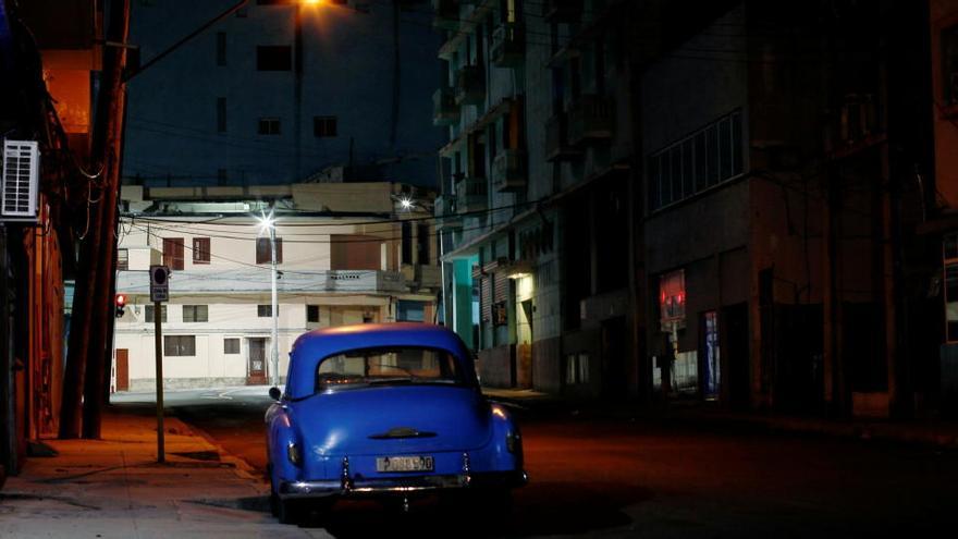 Un coche antiguo en las calles de La Habana