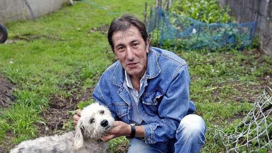 Xermán, con su perro en el terreno donde cultivó la marihuana. // M.G.B.