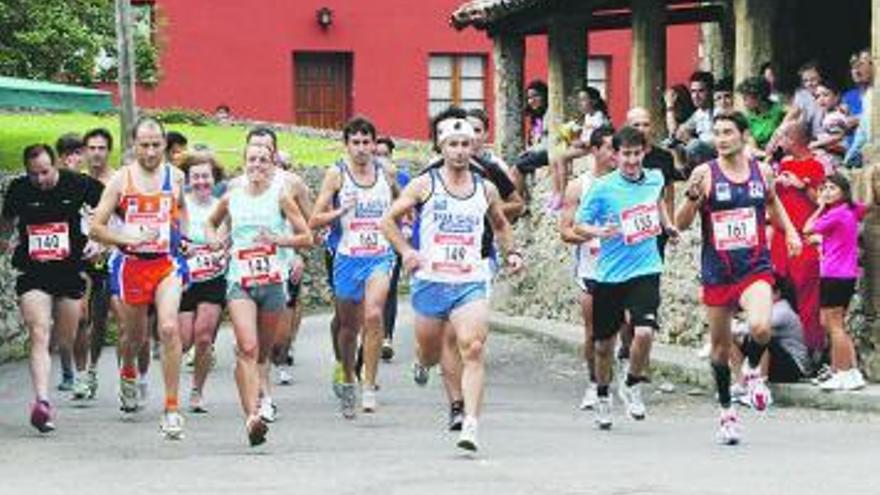 Varios corredores, durante el cross de las fiestas de Biedes (Piloña).