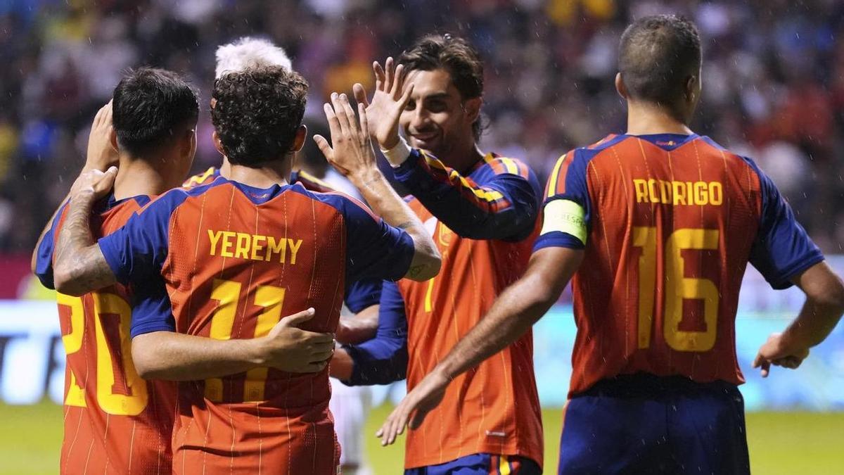 Ferran Torres celebra con sus compañeros de Selección el gol