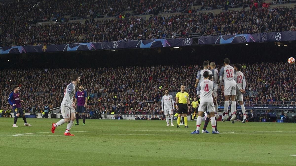 Messi tras lanzar la falta que acabó en gol al Liverpool en el Camp Nou.