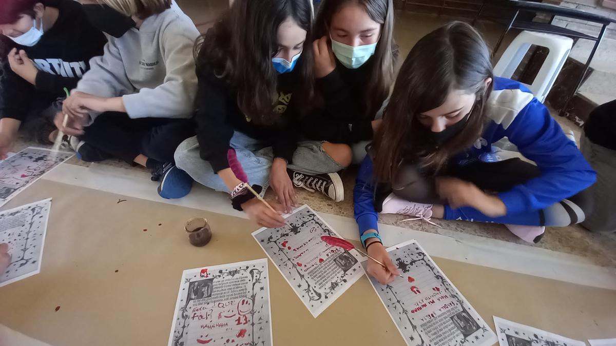 Un grupo de alumnas realiza un ejercicio dentro del taller de escritura antes y después de la imprenta.