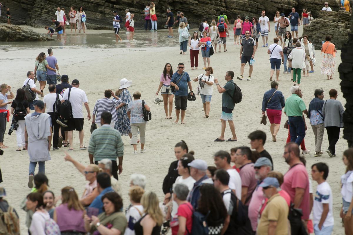 La playa de las Catedrales, en Galicia, cuelga el cartel de completo