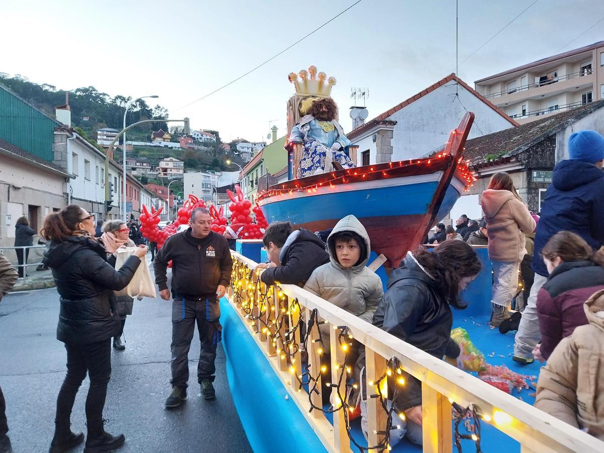 La cabalgata de los Reyes Magos por Bueu a bordo de barcos tradicionales