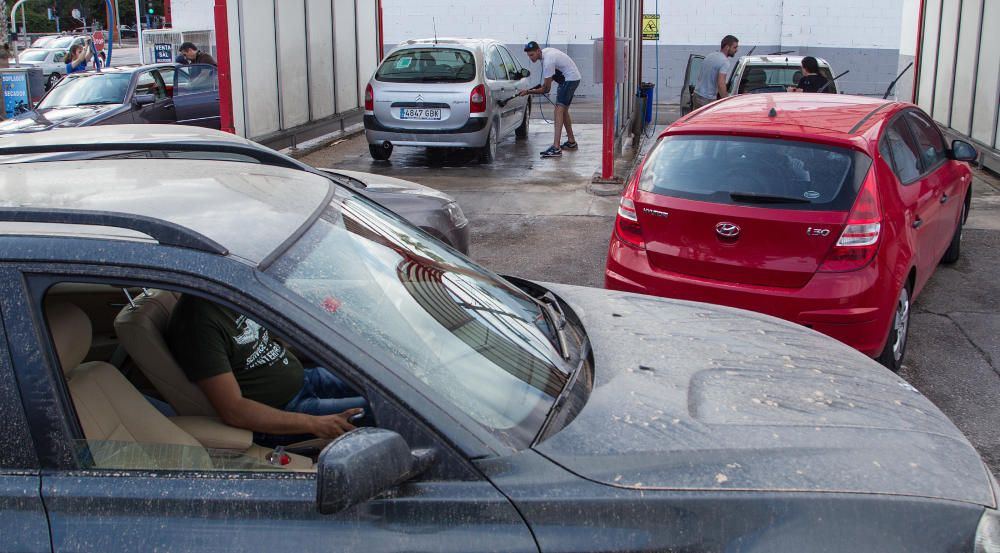 Los lavacoches de Alicante hacen su agosto tras la lluvia de barro del domingo