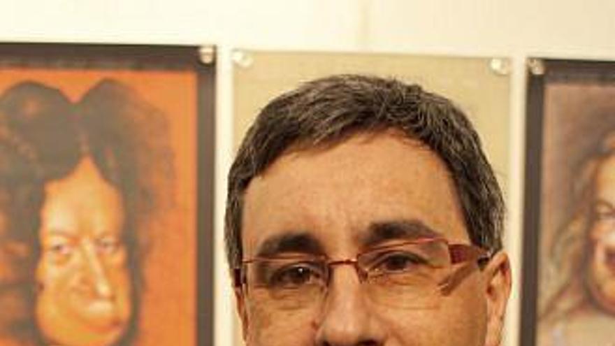 José Ángel Domínguez Pérez, el jueves, en la sala de exposiciones de la Casa de la Cultura que acoge la muestra «El rostro humano de las matemáticas».