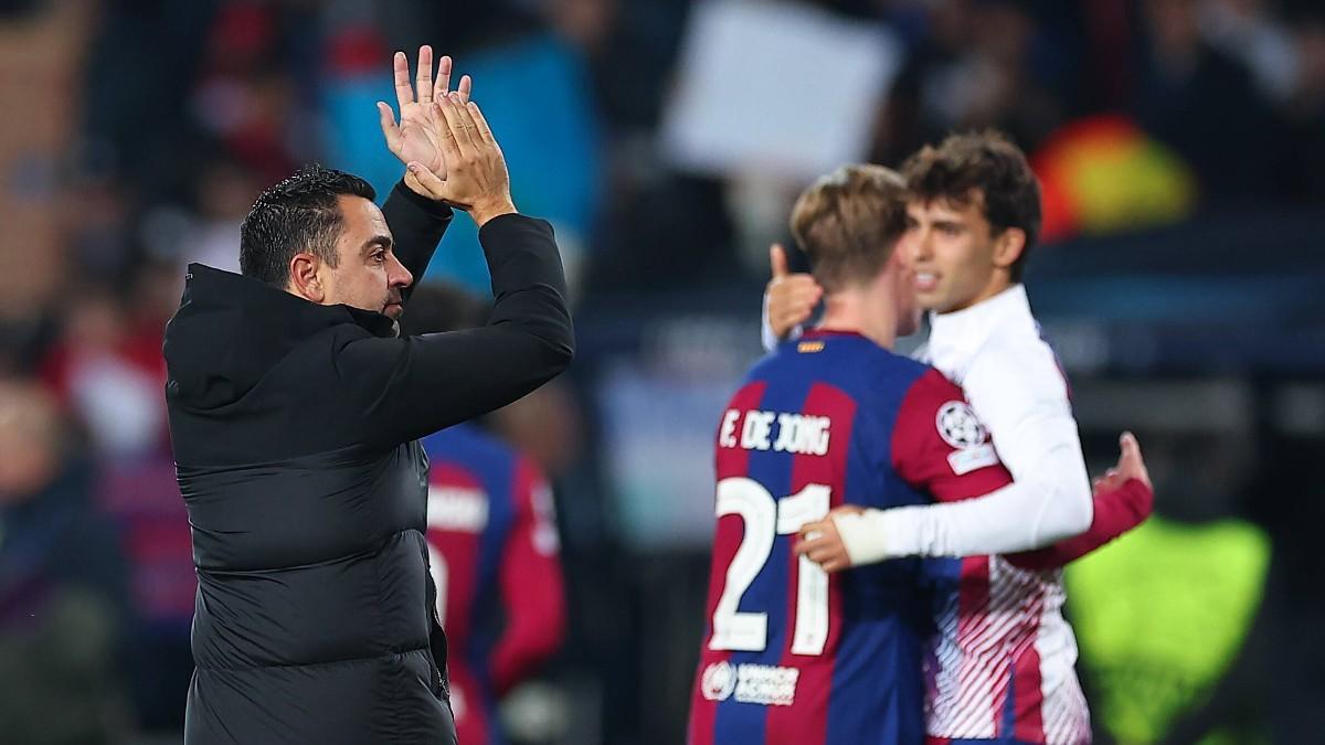 Xavi Hernández aplaudiendo a la afición del FC Barcelona