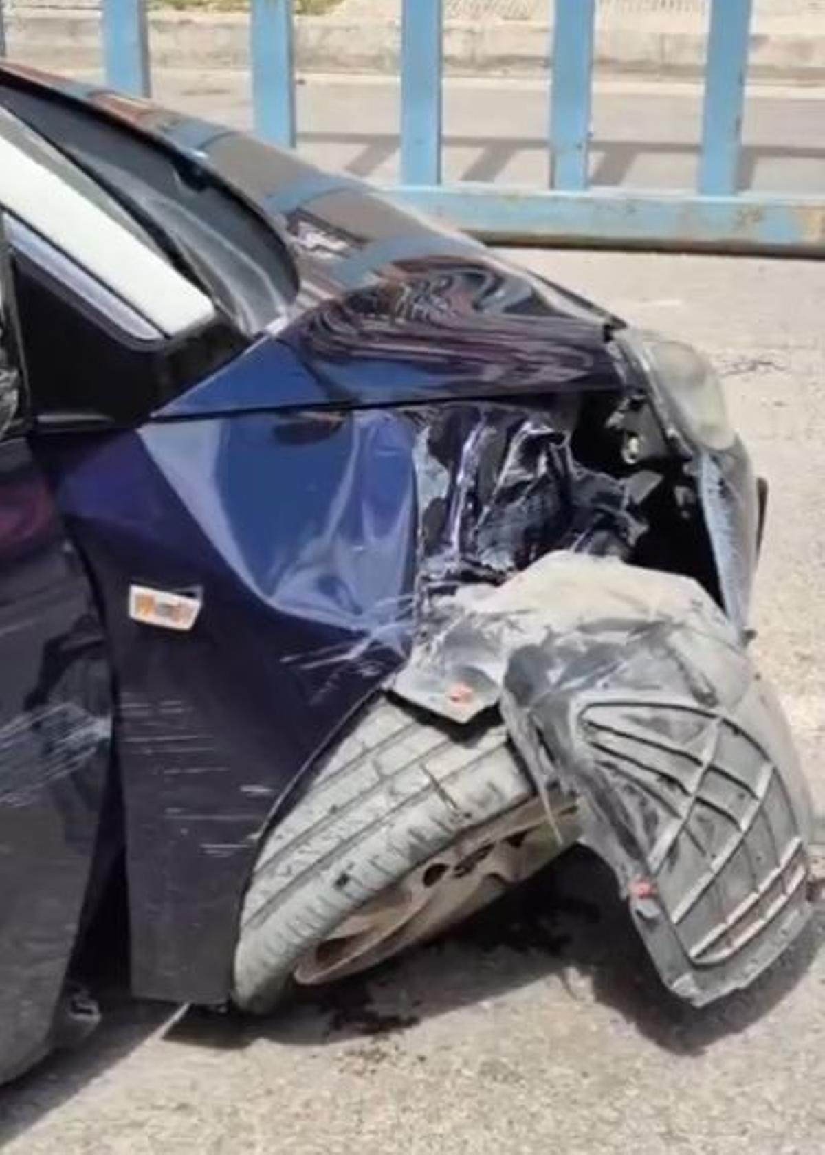 Estado en el que ha quedado la parte delantera del turismo.