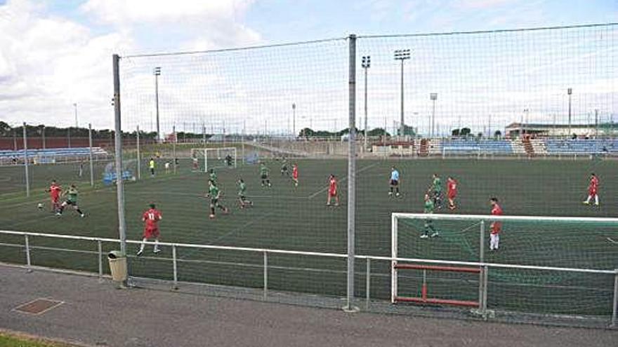 Un partido, en uno de los campos de fútbol de la Torre de Hércules.