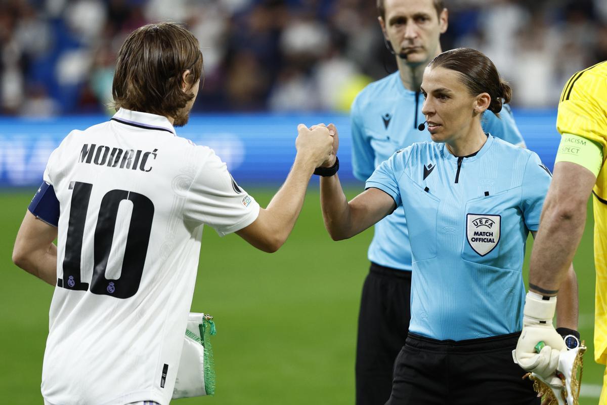 Luka Modric saluda a la árbitra Stéphanie Frappart el inicio del partido ante el Celtic. 