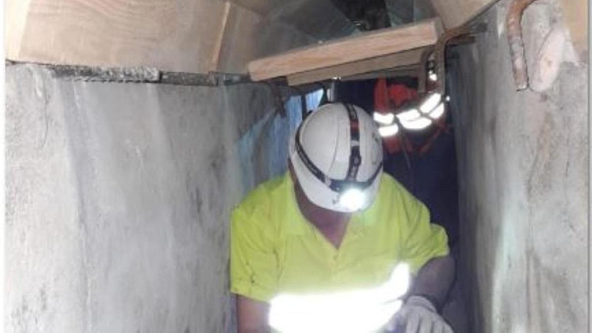 Trabajos en el túnel de desagüe que se hundió bajo la Fundación Salud Infantil de Elche