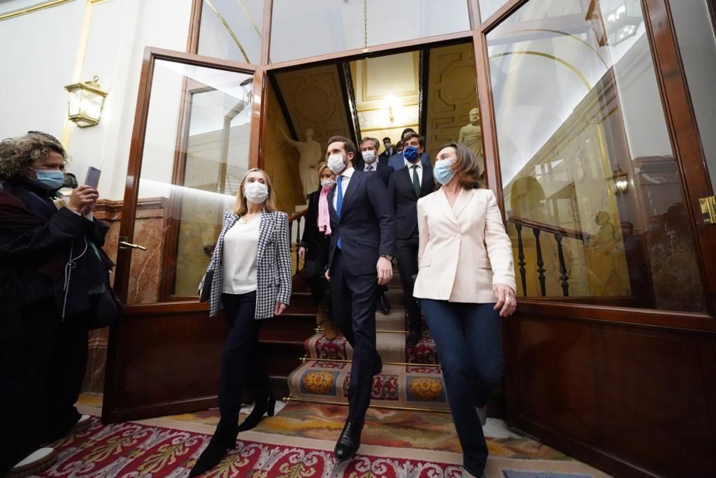 Pablo Casado llega al Congreso arropado por Ana Pastor y Cuca Gamarra