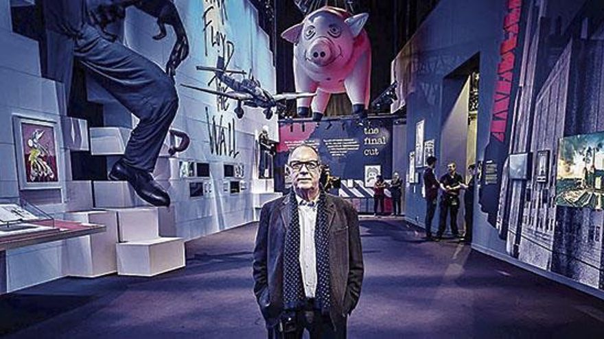 Aubrey Powell 'Po' en uno de los pasillos de la exposición de Madrid que el mismo ha montado.