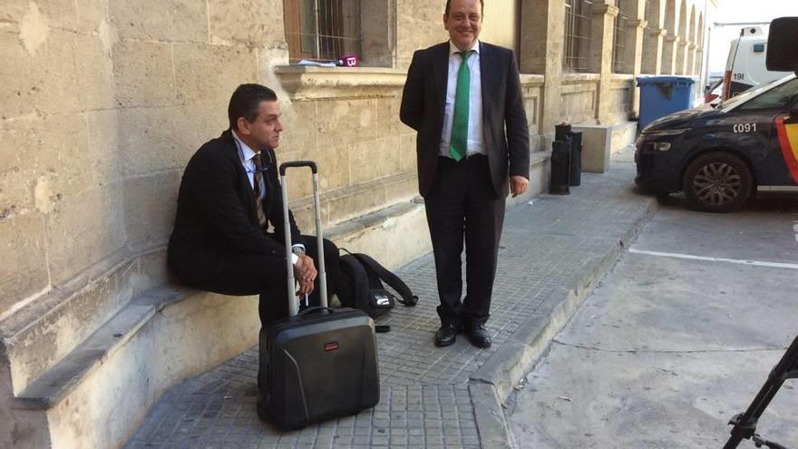 Horrach, junto a su compañero David Salvá, el viernes en el juzgado de Palma.