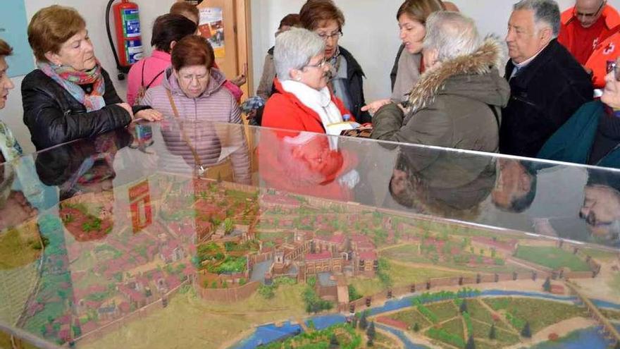 La maqueta de Benavente, uno de los grandes atractivos de la visita cultural de ayer.