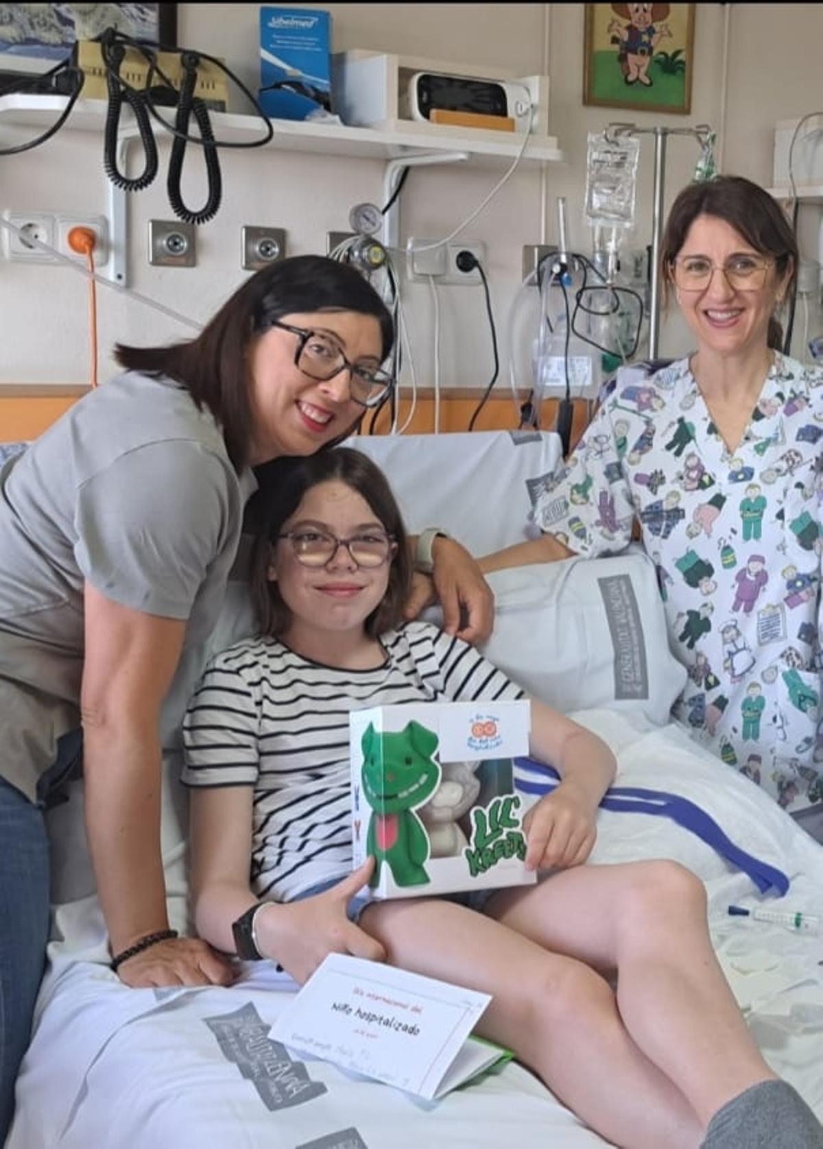 La pequeña María ha sido una de las afortunadas con los regalos en el Día del Niño Hospitalizado
