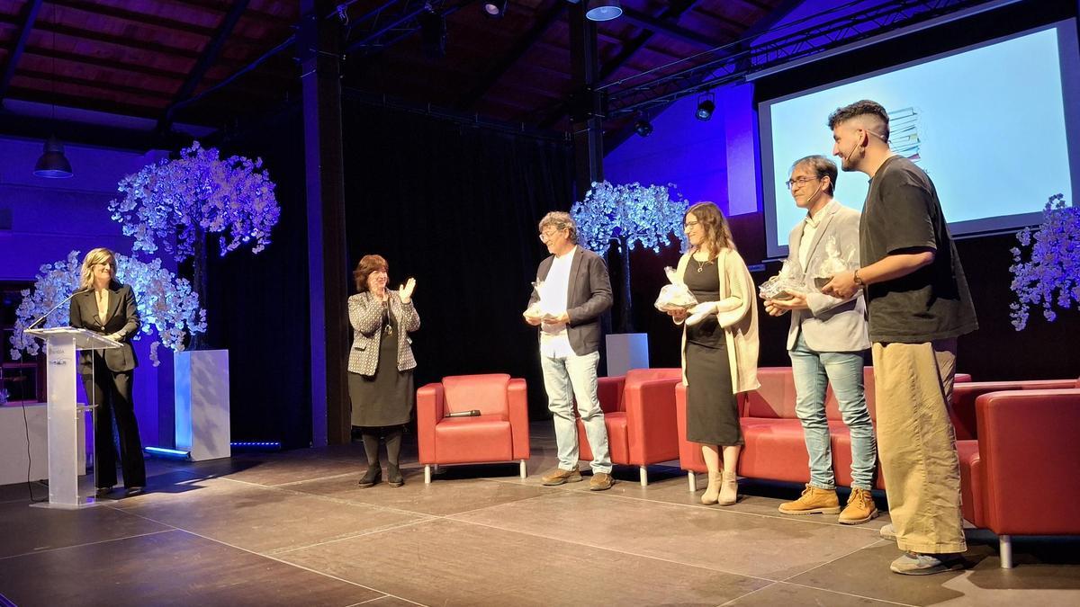 Verònica Cantó aplaude a los galardonados en el certamen literario "25 d'Abril"