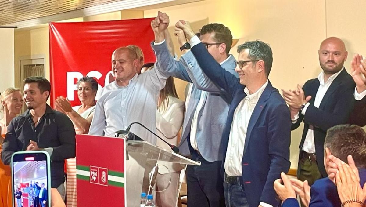 Félix Bolaños, junto a los candidatos del PSOE en Mojácar, el pasado sábado.