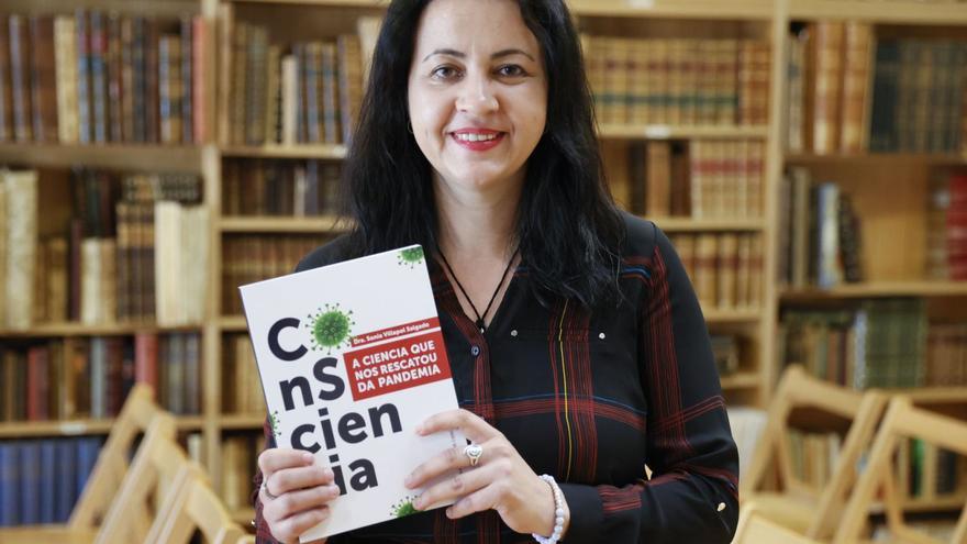 Sonia Villapol, con su libro.   | // Lavandeira Jr