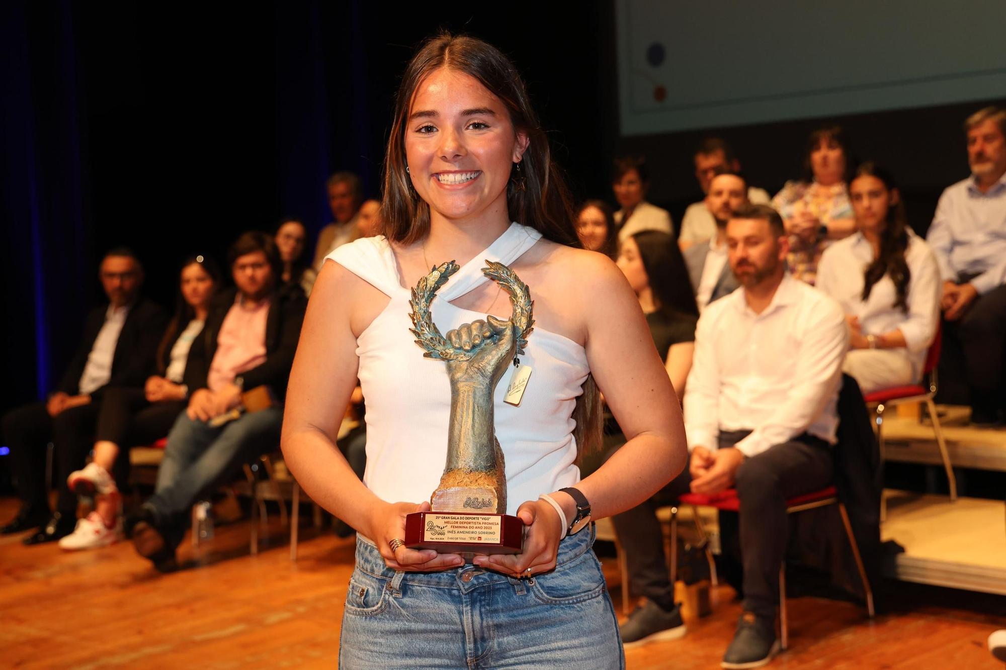 La regatista Inés Ameneiro con el premio a mejor deportista en la categoría sub19 en 2023