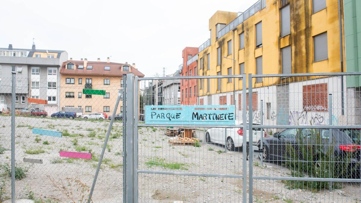 Cartel que pide un parque para O Martinete en la finca del antiguo esqueleto.