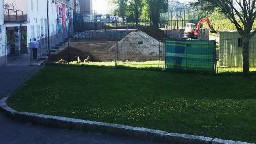 El parque infantil de A Barcala, vallado por el inicio de los trabajos.