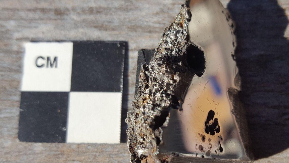 Una porción del meteorito El Ali, que contiene dos minerales nunca antes vistos en la Tierra.