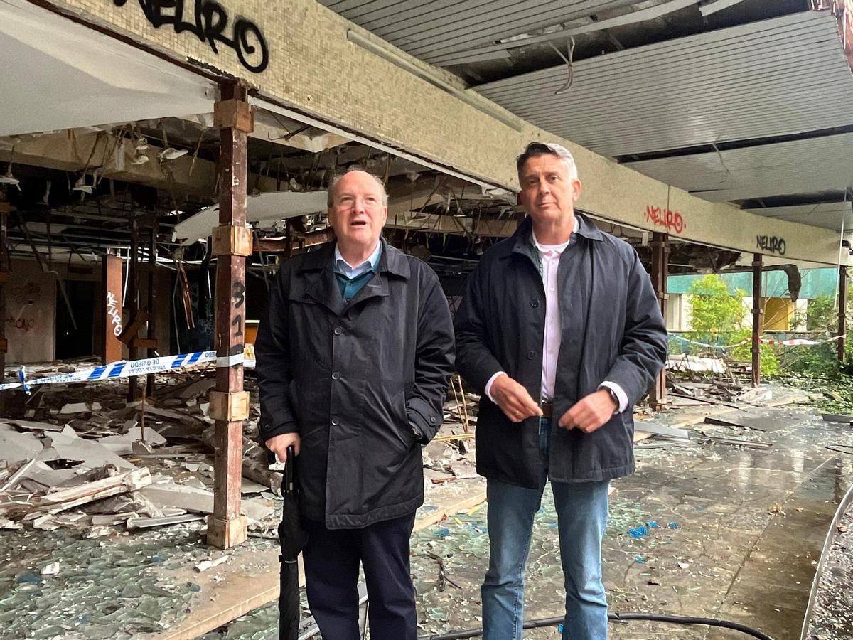 José Agustín Cuervas Mons y Manuel Cifuentes este viernes en el viejo HUCA.