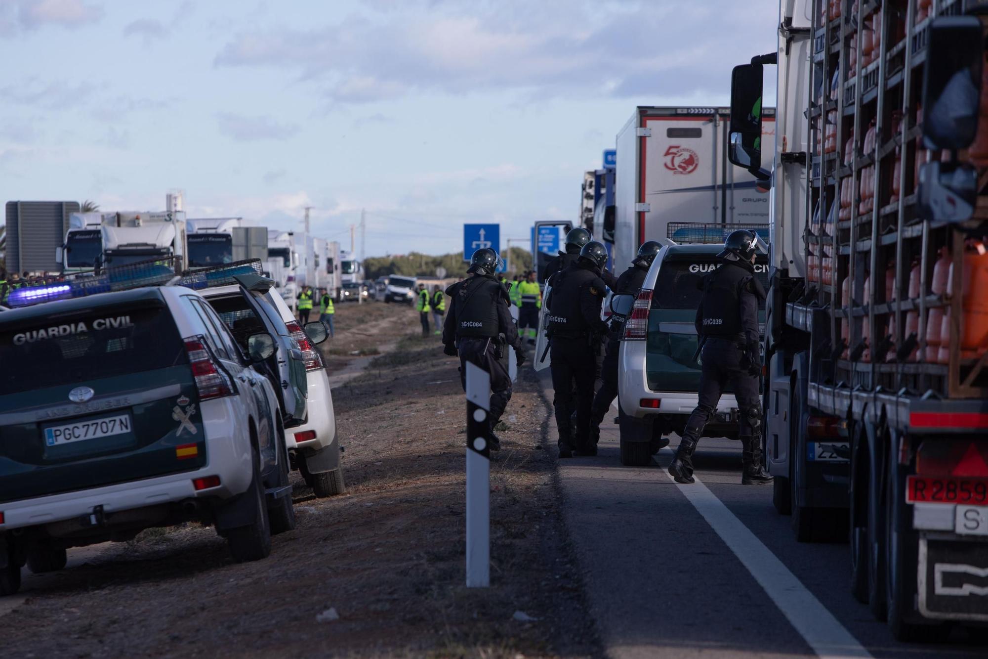 FOTOS: Las protestas de los agricultores desalojados de la AP-7 entre San Javier y Los Alcázares, en imágenes