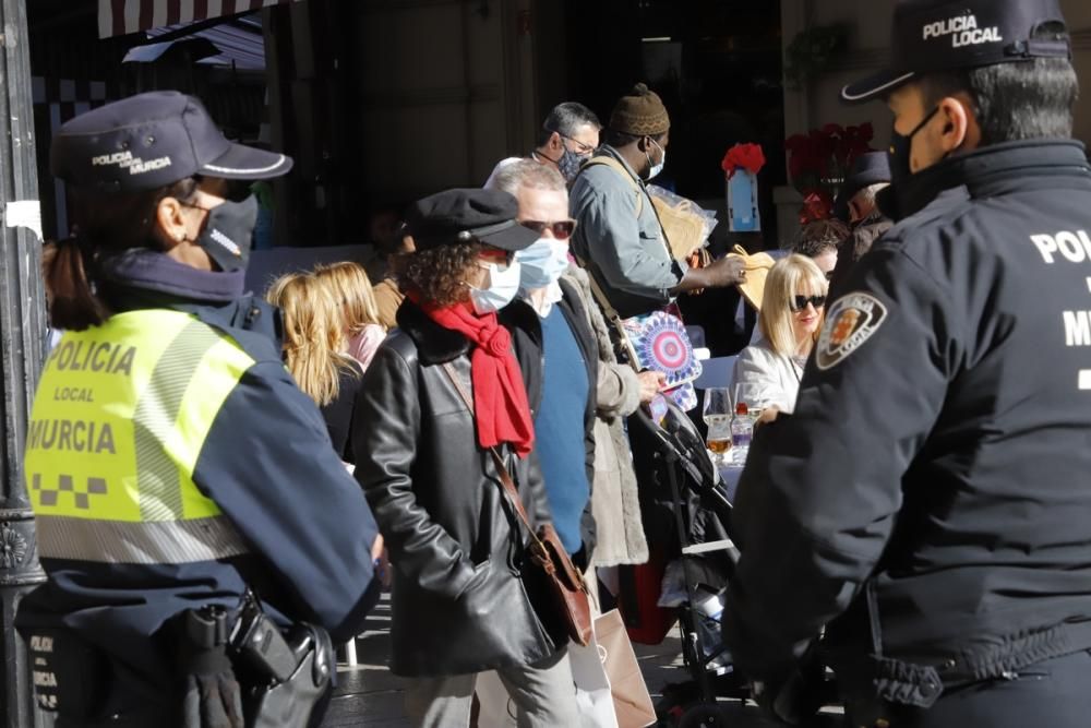 Algunos murcianos no perdonan su visita a la Plaza de las Flores para despedir el año