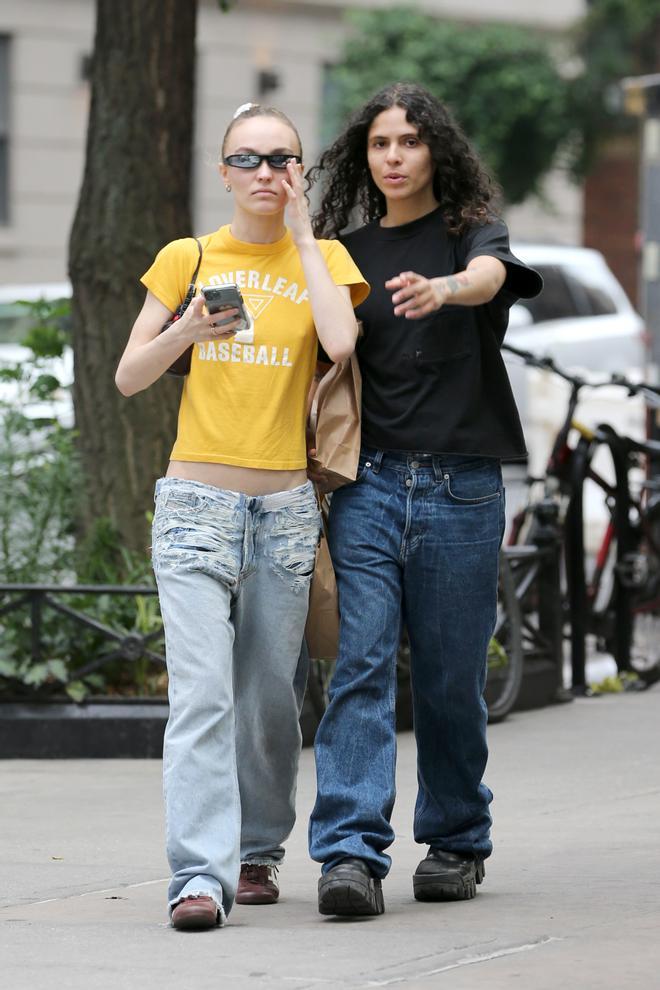 Lily-Rose Depp y su novia, Danielle Balbuena, 070 Shake, en Nueva York